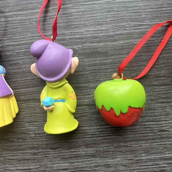 Snow White, Poison Apple, Dopey, Red Heart Chest Disney Christmas Ornament Set - Picture 7 of 8